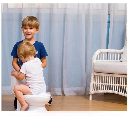 Seggiolino per bambini bianchi per la preparazione ai servizi igienici