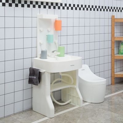 Vasca da bagno in plastica per bambini con piedistallo in piedi