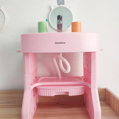 Vasca da bagno in plastica per bambini con piedistallo in piedi
